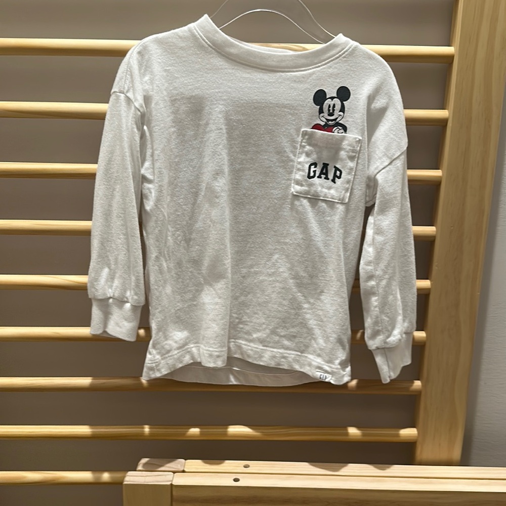 Gap Disney Valentine’s Day t shirt